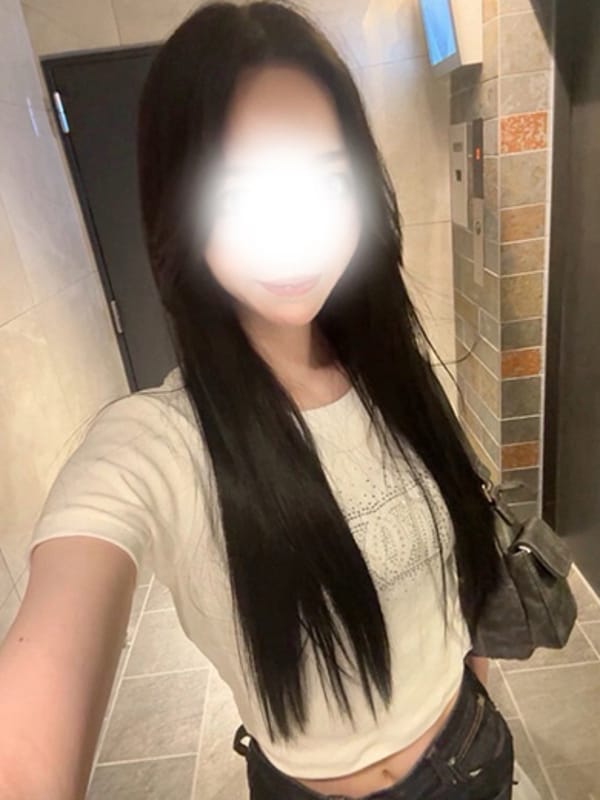 れいあ【芸能事務所所属の美女】