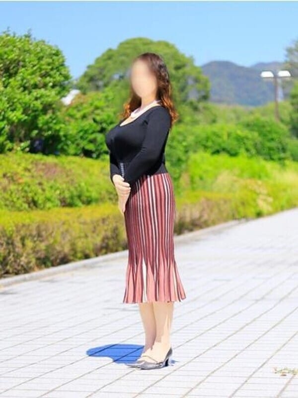 人妻熟女　立ち姿 