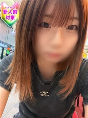 [RARA]A petite, slender, and good-looking person.
